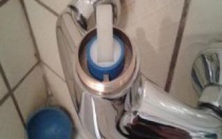 Что делать, если течет кран: как устранить течь в ванной