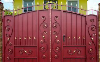 Ворота с калиткой для частного дома: разновидности и рекомендации по выбору