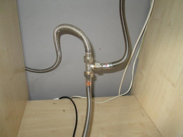 Газовый шланг мешает установке электрического духового шкафа