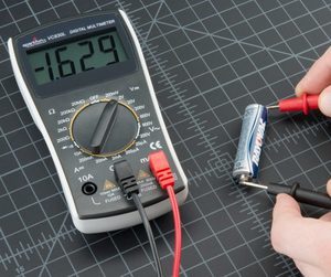 Проверка емкости и заряда батареек прибором-тестером — мультиметром