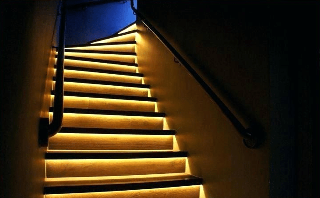 Освещение лестницы - декоративное, заливающее