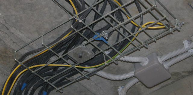 Применение кабельных лотков при монтаже электропроводки и заземления