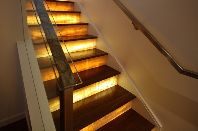 Освещение лестницы - декоративное, заливающее