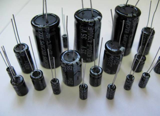 Как обозначаются конденсаторы на схемах: основные параметры и емкость