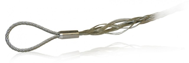Фиксация кабеля при протяжке методом кабельного чулка