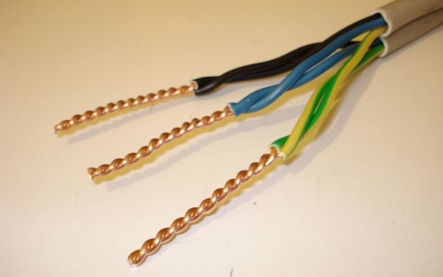 Соединение электрических проводов клеммниками Ваго без скрутки