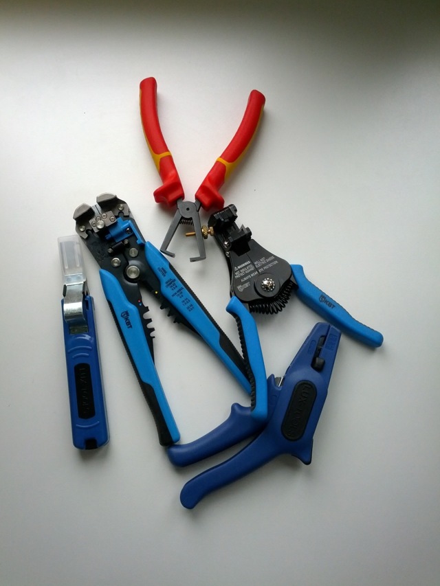 Инструменты для зачистки проводов: стрипперы, клещи, ножи и щипцы