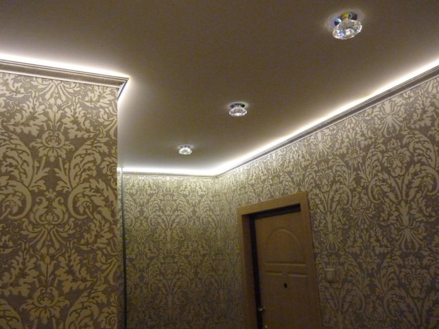 Подсветка потолка: как выбрать осточник освещения