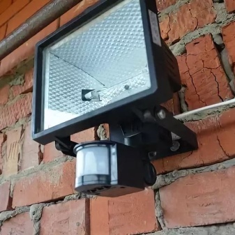 Характеристики и монтаж уличных прожекторов с датчиком движения