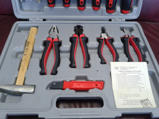 Инструмент и оборудование для электромонтажных работ: состав набора электрика