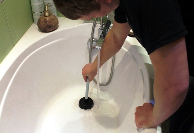 Как устранить засор в ванной: обзор лучших способов прочистки