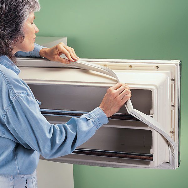 Как перевесить дверь холодильника: пошаговая инструкция и рекомендации