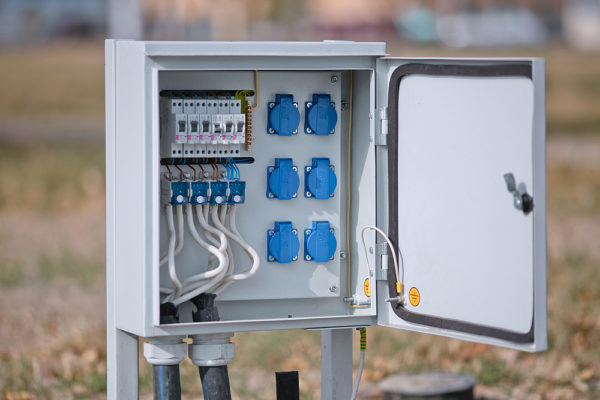 Уличный ящик для электросчетчика: требования к электрощитку и правила выбора и монтажа