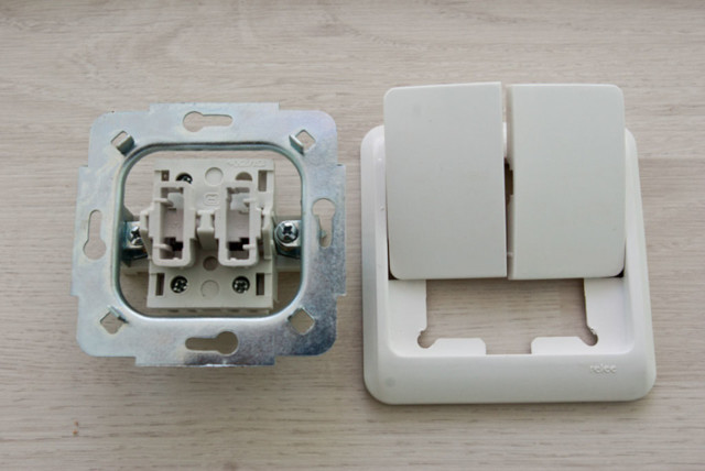 Как подключить двойной выключатель на две лампочки: схемы и советы по подключению