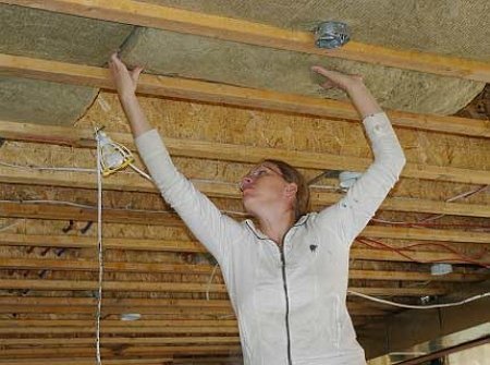 Утепление потолка в частном деревянном доме изнутри и снаружи: какой материал выбрать и как утеплить