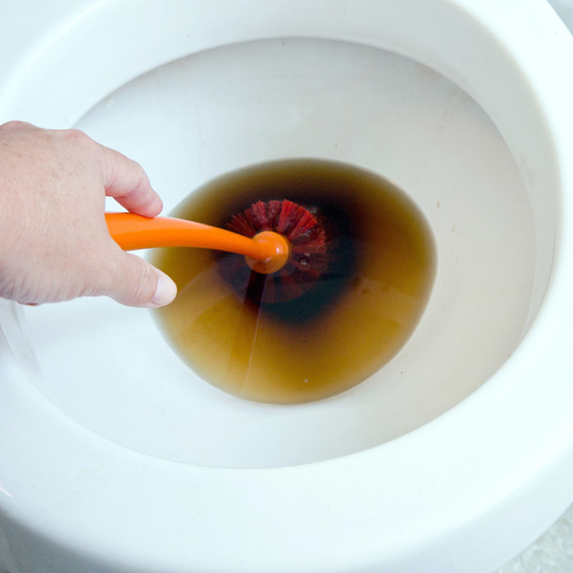 Как прочистить унитаз тросом: инструктаж и правила работы сантехническим тросом