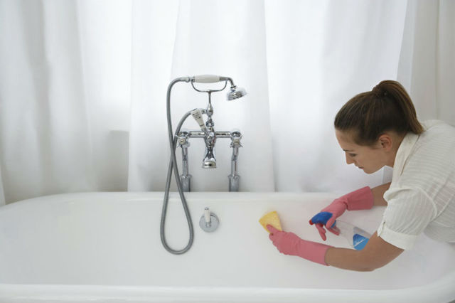 Чем мыть чугунную ванну не повреждая эмаль: лучшие покупные и народные средства