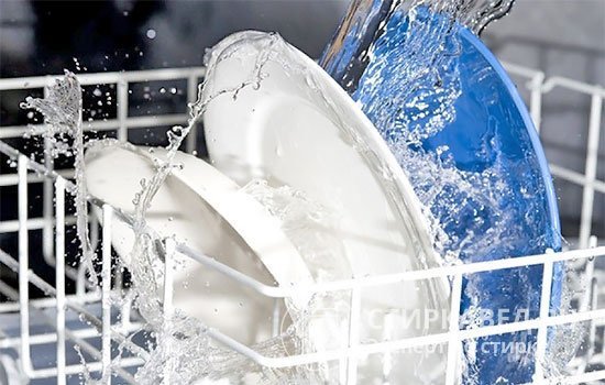 Как правильно загружать посуду в посудомоечную машину: ценные рекомендации