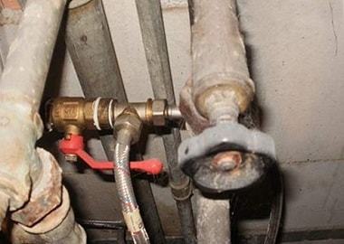 Почему гудят водопроводные трубы в квартире: причины и их устранение