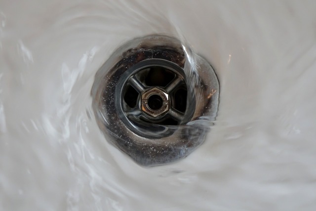 Запах канализации в ванной: причины и способы устранения