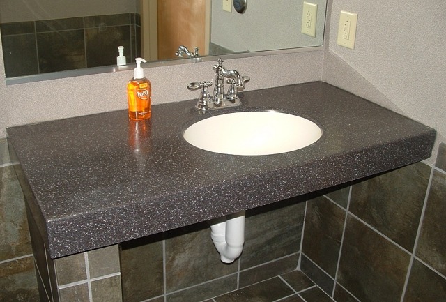 Столешница для ванной комнаты под раковину: виды, выбор, установка