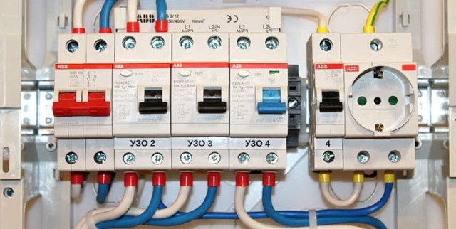 Тонкости подключения автоматов и УЗО в щитке: нюансы монтажа и схемы