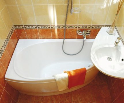 Сидячие ванны для маленьких ванных комнат: виды, устройство и как правильно выбрать