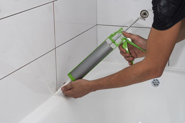 Как заделать стык между ванной и стеной: заделка зазора рядом с чашей