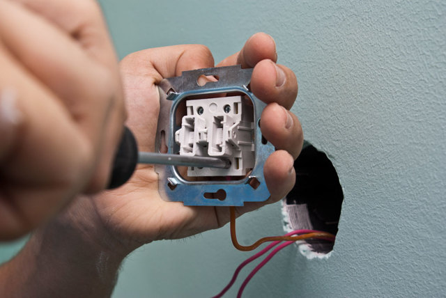 Как разобрать выключатель света: подготовка устройства к ремонту