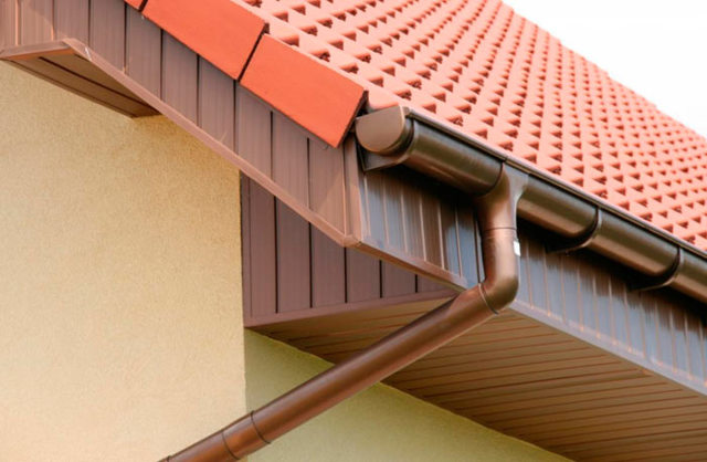 Монтаж металлических водостоков для крыши своими руками