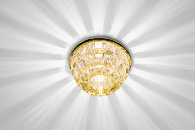 Как выбрать светильники для натяжных потолков: виды и обзор лучших брендов