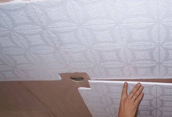 Как правильно клеить потолочную плитку: пошаговый инструктаж по монтажу, а также плюсы и минусы облицовочного материала