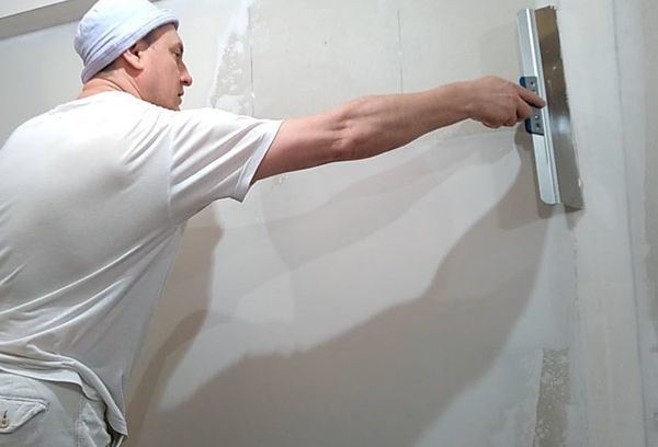 Оклейка стен бумажными обоями: технология, пошаговая инструкция своими руками, выбор и подготовка стен, нанесения клея
