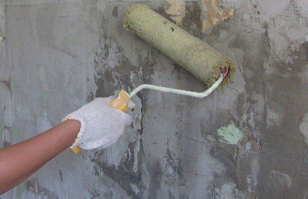 Надо ли грунтовать стены перед шпаклевкой: выбор материала и порядок проведения работ