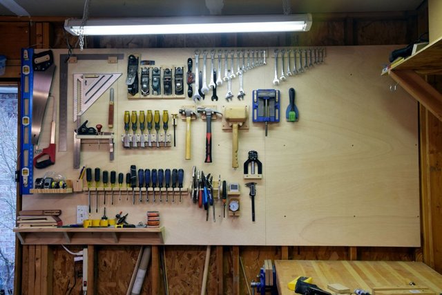 Как развесить инструменты на стене в гараже: идеи и советы по обустройству гаража