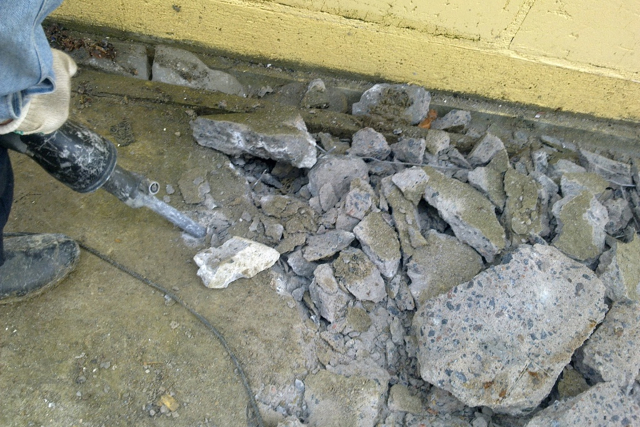 Разборка цементно-песчаной стяжки: инструкция по демонтажу и его особенности