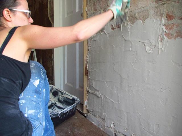 Подготовка стен под поклейку обоев: пошаговая инструкция своими руками, процесс очистки, нанесения грунта, устранения неровностей