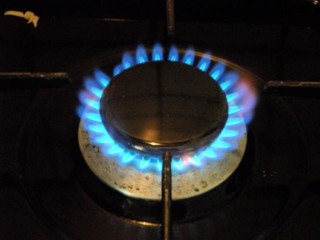 Почему газ горит красным пламенем на плите: от чего зависит цвет пламени