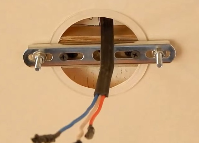 Монтаж люстры на натяжной потолок: подробное руководство по установке своими руками