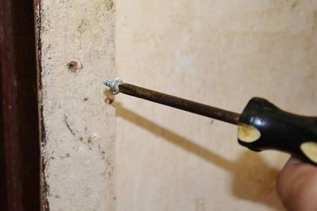 Чем и как заделать дыру в стене: размеры и способы ее сокрытия, пошаговая инструкция, материалы, инструменты, полезные советы