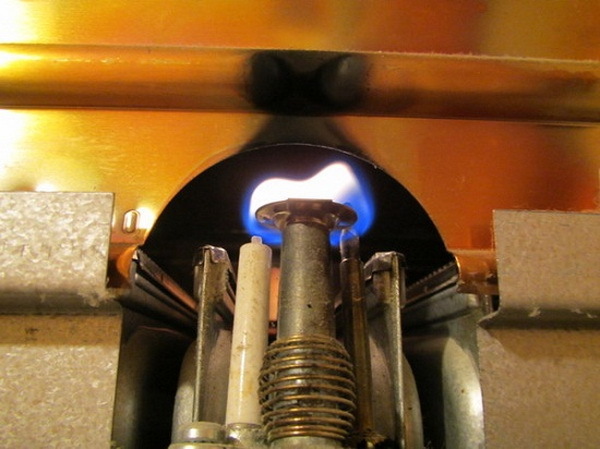 Газовая колонка зажигается и тухнет: почему колонка гаснет во время работы и как это исправить