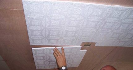 Как правильно клеить потолочную плитку: пошаговый инструктаж по монтажу, а также плюсы и минусы облицовочного материала