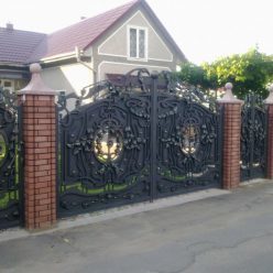 Виды ворот для частного дома: особенности выбора и установки своими руками
