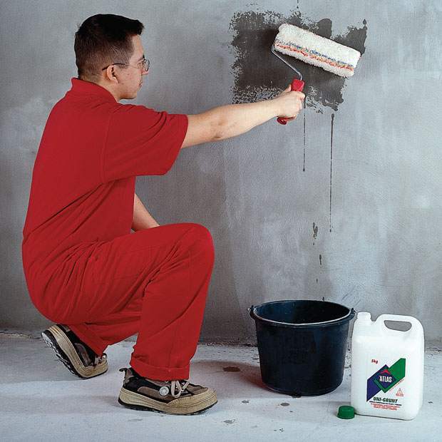 Надо ли грунтовать стены перед шпаклевкой: выбор материала и порядок проведения работ